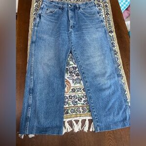 Wrangler Jeans 34 waist 25” inseam. Leather patch, 5 pkt, zipfly,no stains tears
